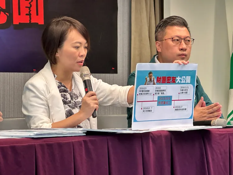 簡舒培（左）列舉出柯文哲喬事歷史。潘袁詩羽攝