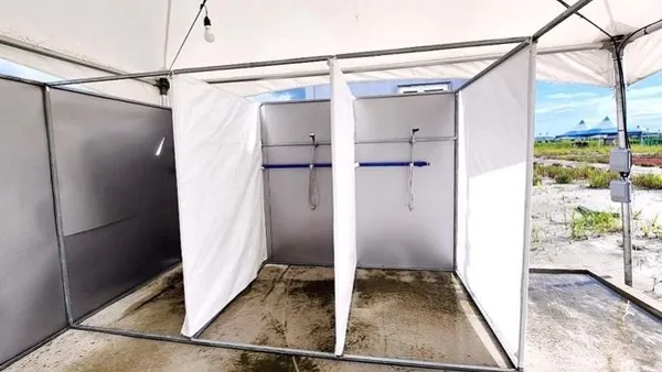 淋浴間簡陋不堪且不能遮擋，引發抱怨。翻攝南韓《中央日報》