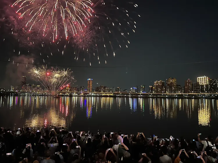 上週三加碼360秒煙火秀吸客6萬人次。北市觀傳局提供