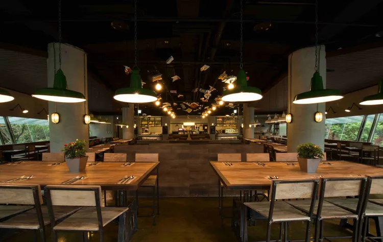 位在捷絲旅臺大尊賢館二樓的義式餐廳「義饗食堂」擁有環繞180度的大落地窗景，搭配復古文青沙發桌椅，浪漫感十足。義饗食堂提供