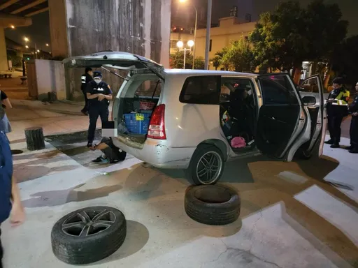缺錢啥都偷！路邊停放車輛輪胎不放過　民眾報警當場活逮