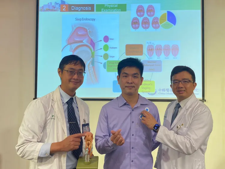 患者張先生（中）與中醫大附醫人工智慧中心許凱程主任（右）、耳鼻喉部喉科鄒永恩主任（左）。院方提供