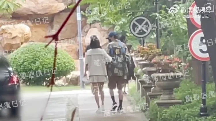 秦嵐挽著魏大勛一起回家。翻攝酷哥追星日記微博