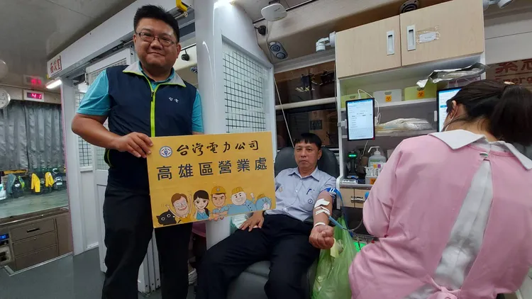 調度經理林良賢(右)、路巡課長劉文斌(左)分別捐血113次及141次，不僅認真捐出自己的熱血，也號召其他同仁一起加入捐血行列。翻攝畫面