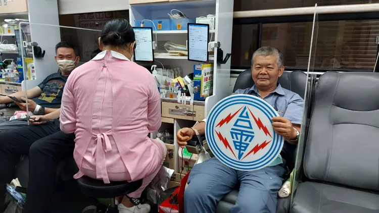工務段高級技術專員陳春海從18歲開始捐血至今超過100次，他說自己會一直持續捐到不能捐為止。翻攝畫面