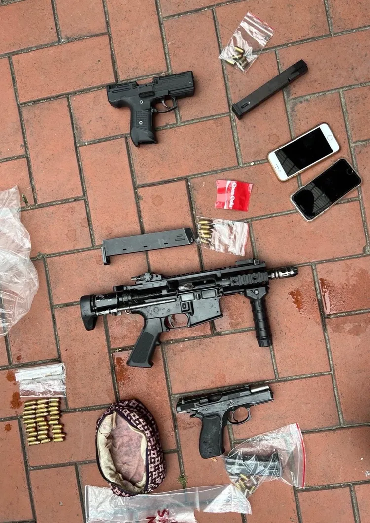 警方搜出衝鋒槍1把、手槍2把、子彈42發。翻攝畫面