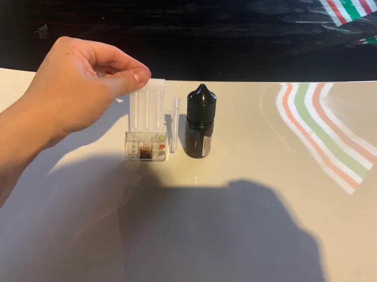 警方發現可疑菸油。翻攝畫面