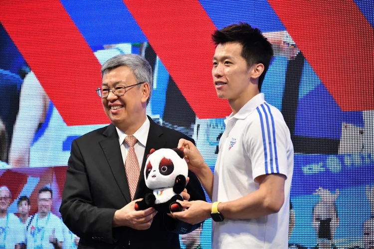 李智凱(右)代表致贈賽會吉祥物給陳建仁。政院提供