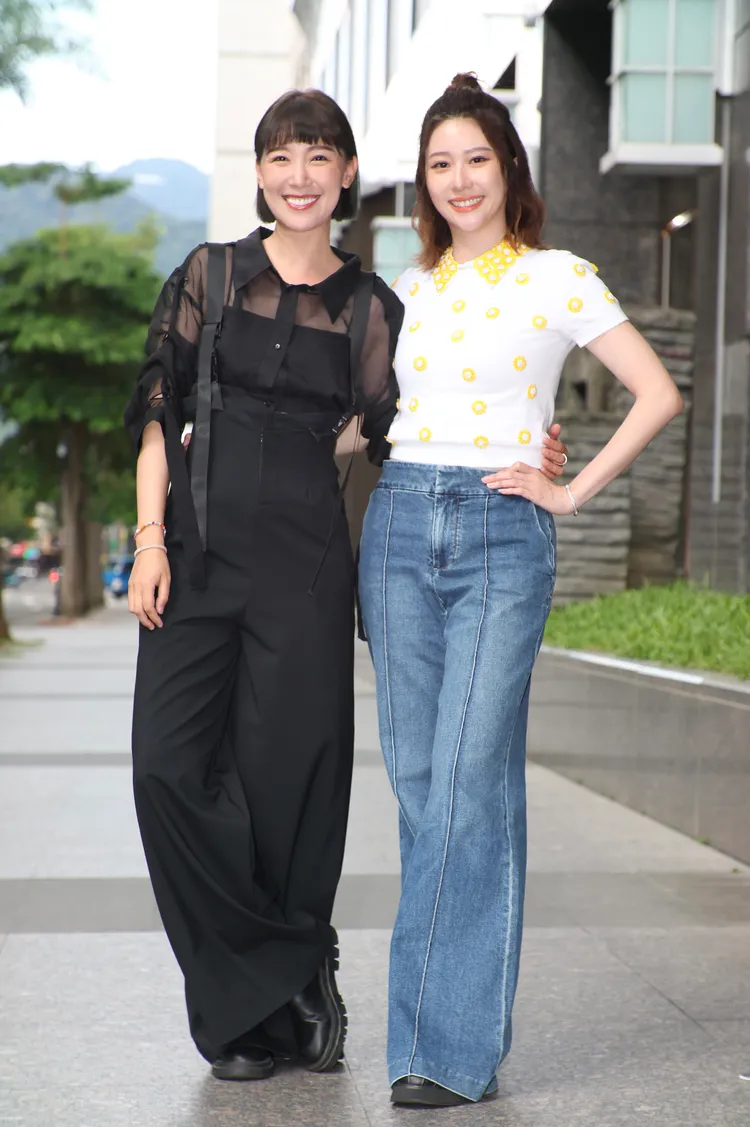 張景嵐（右）和李懿搭檔主持《世界第一等》印尼特輯。攝影中心攝