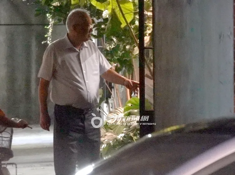 郭台強率先步出餐廳，貼心的替走在後頭夫人開門。特勤中心攝