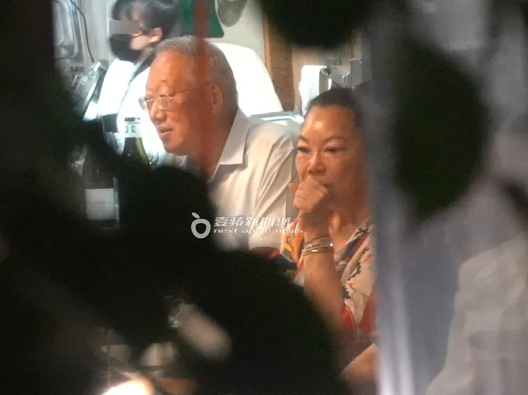 郭台強（左）與老婆羅玉珍並肩而坐，一同享受法式私廚晚宴。特勤中心攝