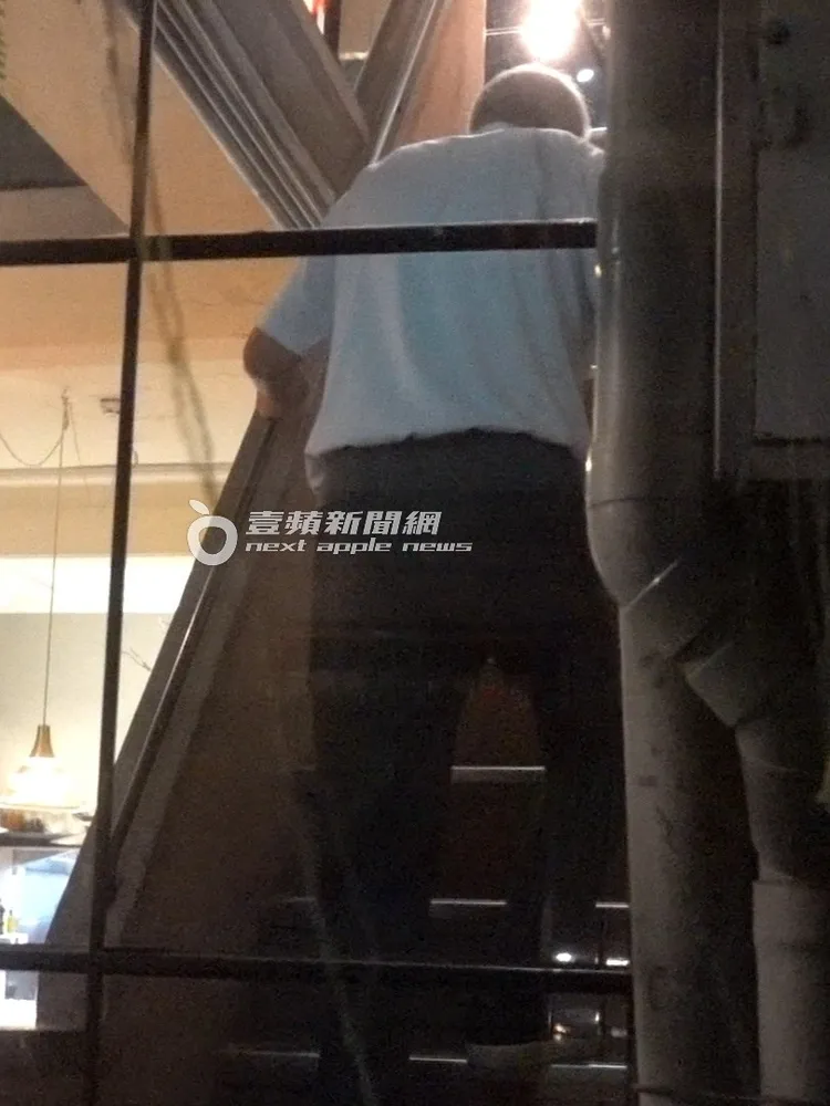 郭台強在晚輩們的引導下，走樓梯上樓。特勤中心攝