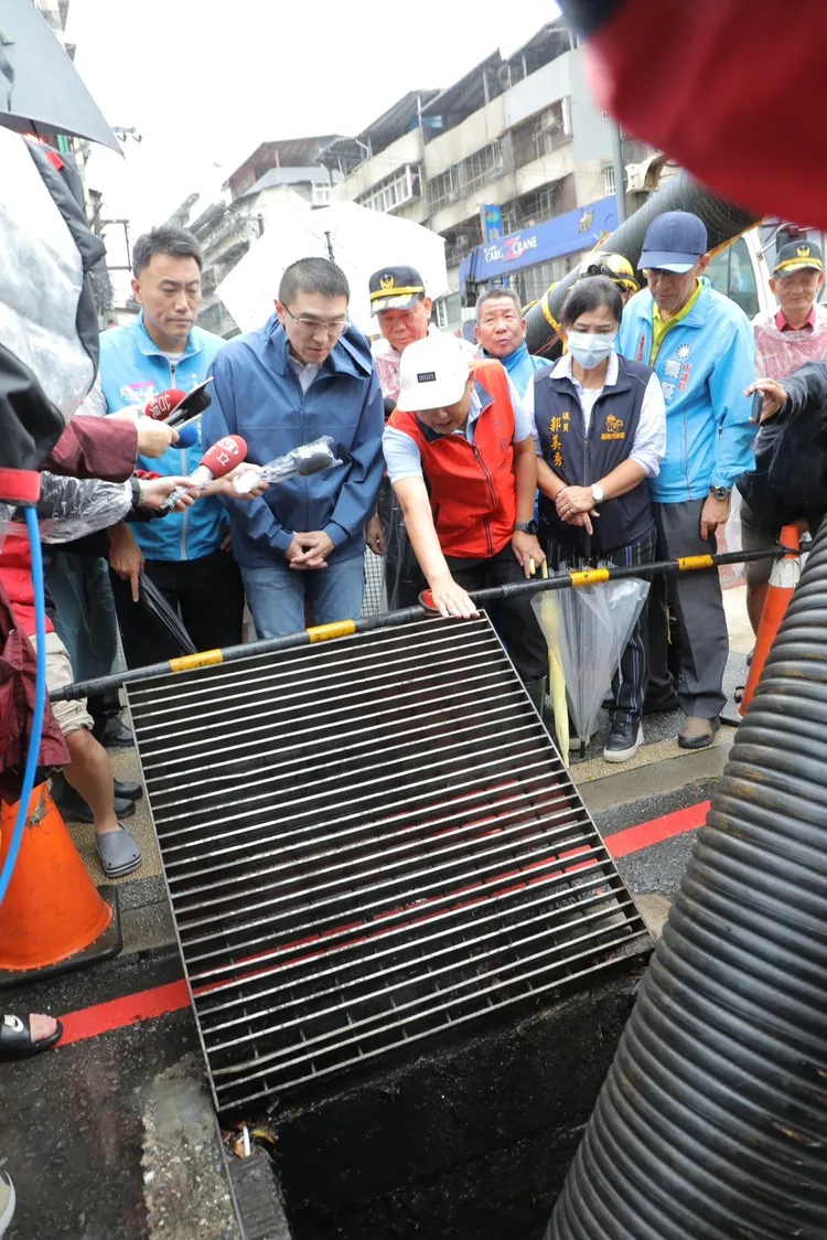 謝國樑颱風天視察防颱整備。翻攝照片