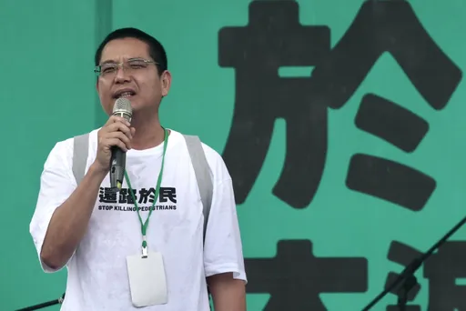 背愛女包心碎出席「還路於民大遊行」　余爸慘遭出征嘆：終於領教側翼的厲害