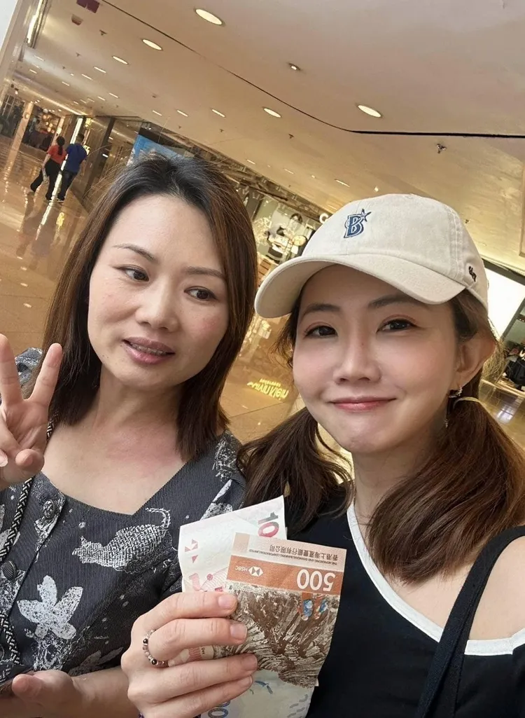 謝忻與幫她用電子支付付款，解決她困境的小姊姊合照。翻攝謝忻臉書