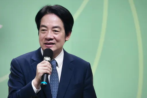 賴清德明出訪巴拉圭　化身網美擺這動作開箱出國小物