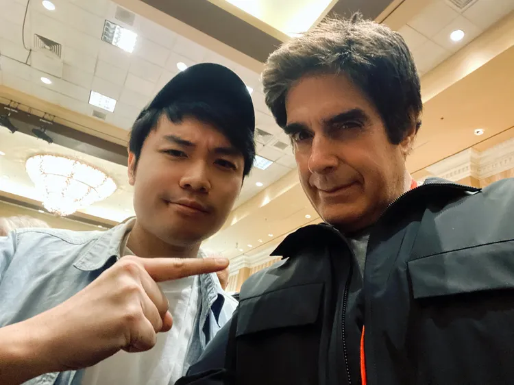 世界知名魔術師大衛考伯菲（右）與簡子在美國魔術大會相見歡，玩自拍。簡子製造提供