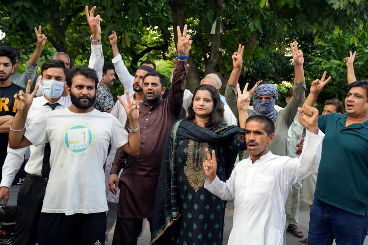 伊姆蘭汗支持者於拉合爾抗議他遭判刑。美聯社