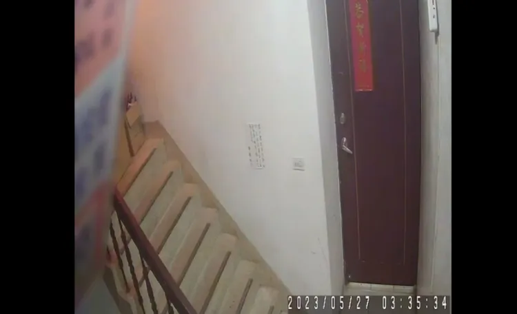 女子進入現場沒多久就出現火光。翻攝畫面