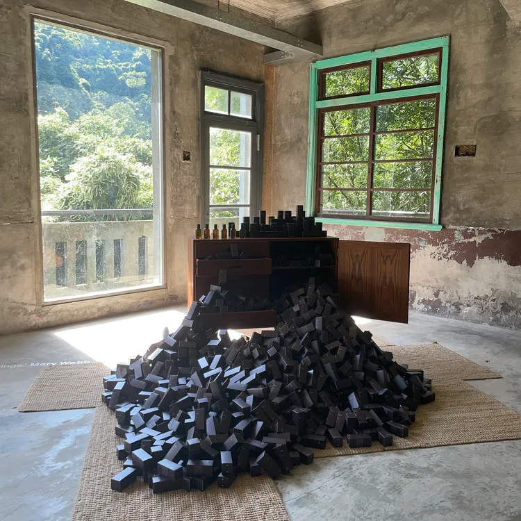 Aesop在三峽古礦廠改造的展覽空間「無礦Mineless」發表烏拉諾新香。品牌提供