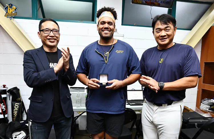 中信兄弟領隊劉志威(左)總教練彭政閔(右)，頒發2022年總冠軍戒指給福來喜(中)。中信兄弟提供

