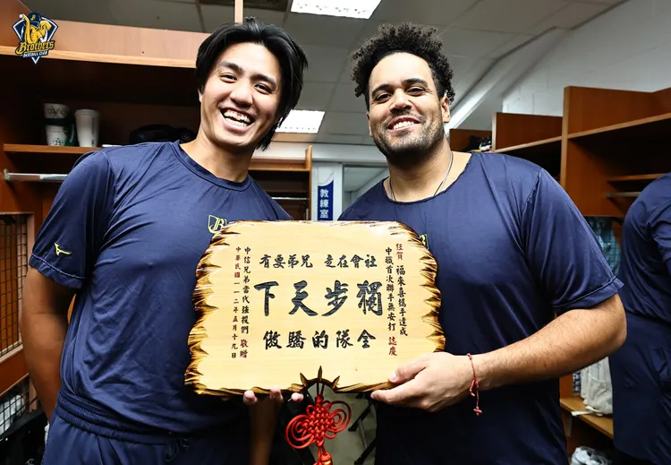 鄭浩均(左)代表投手群送禮給福來喜(右)。中信兄弟提供