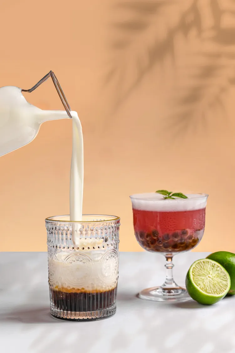 加入鮮奶油、伏特加及咖啡利口酒的白俄羅斯與香甜Q彈的珍珠十分對味。晶華提供