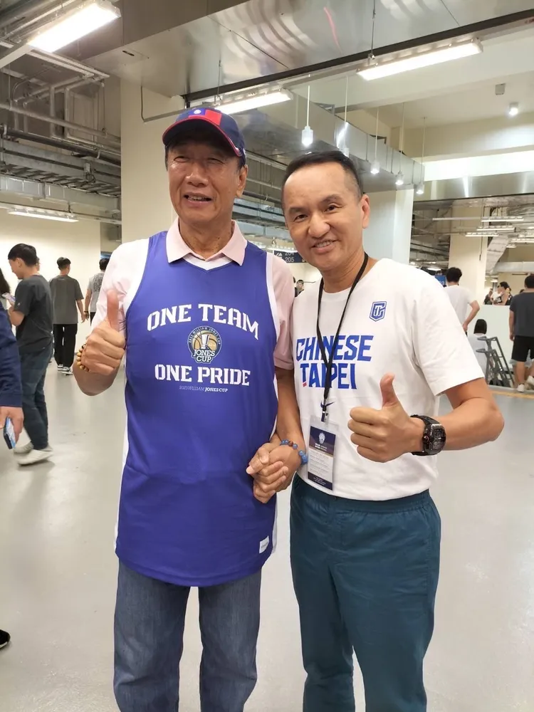 愛爾麗集團董事長常如山（右）與鴻海集團創辦人郭台銘（左）力挺中華藍。