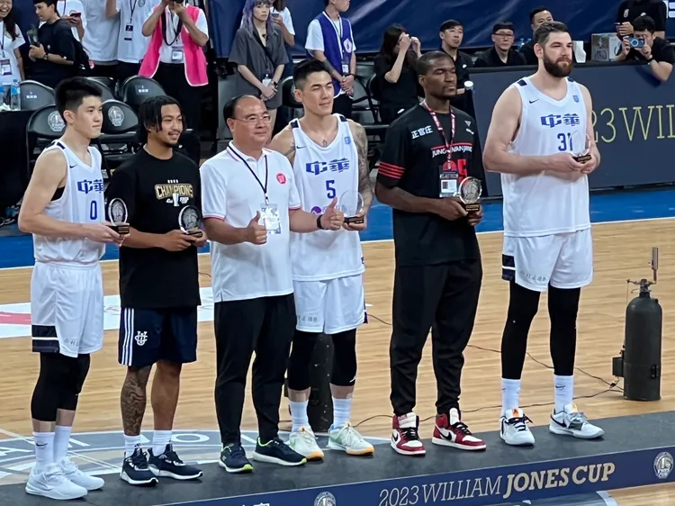 阿提諾（右一）、劉崢（右三）、林庭謙（左一）三位球員獲得「最佳五人」殊榮！
