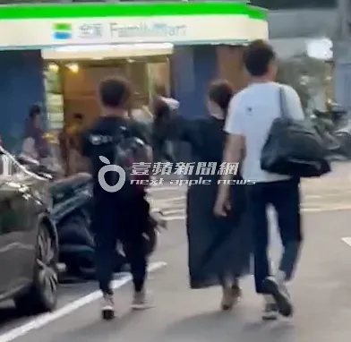 麻衣（中）和社長分享昔日打拼回憶。特勤中心攝