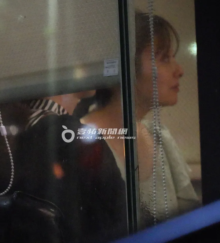 愛紗（右）和麻衣皆穿連身洋裝，情同姊妹。特勤中心攝