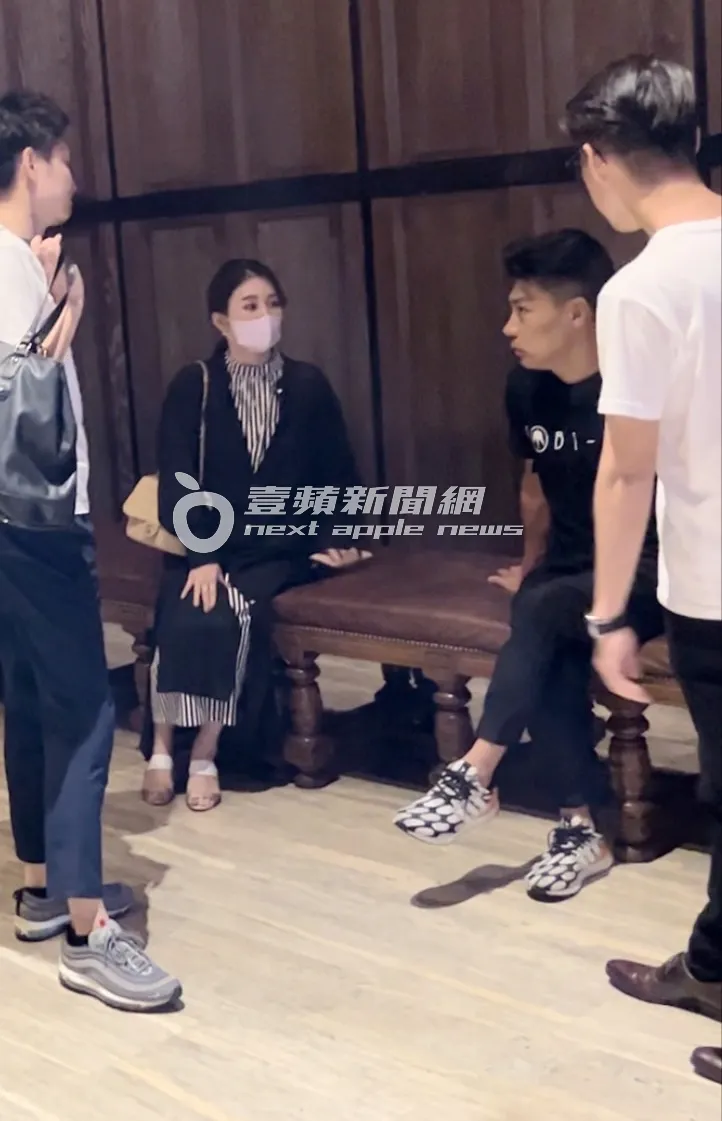 麻衣（左二）結束工作行程，稍作休息等車。特勤中心攝