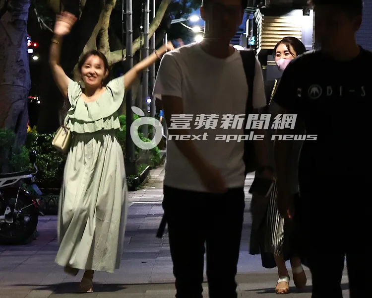 愛紗（左）酒後開心手舞足蹈，和麻衣及友人走回飯店。特勤中心攝