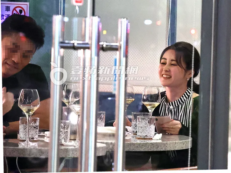 麻衣（右）開心和大家喝酒聊天。特勤中心攝