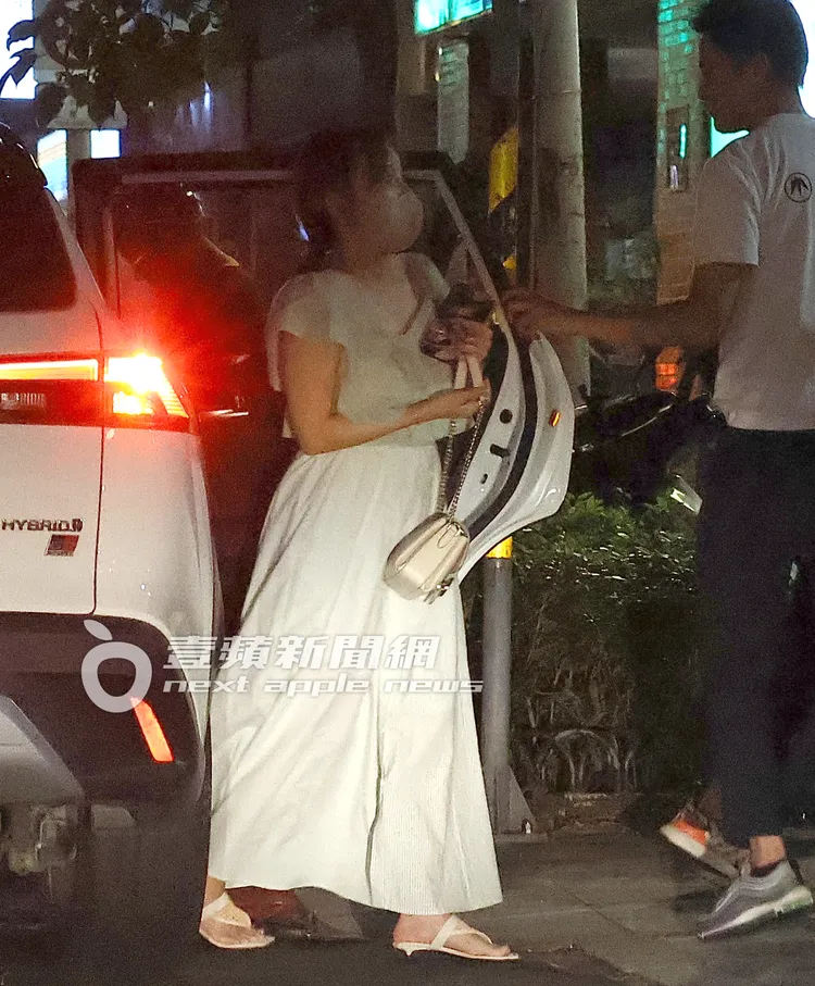 愛紗身穿綠色連身洋裝，肩背GUCCI Marmont風琴包。特勤中心攝