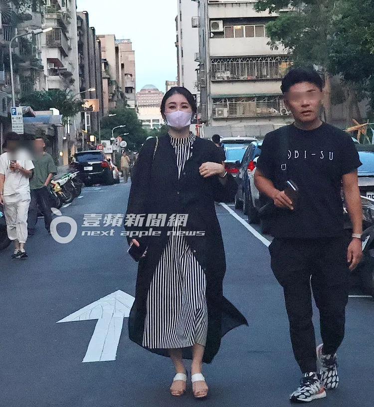 麻衣（左）走在熟悉的仁愛路街頭。特勤中心攝