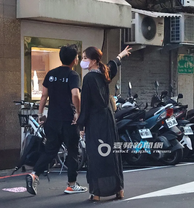 麻衣（右）帶社長到東區「圍爐」大啖酸菜白肉鍋。特勤中心攝