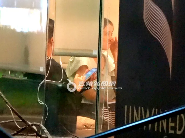 愛紗（右）聊天到一半，鼻子癢挖鼻孔。特勤中心攝