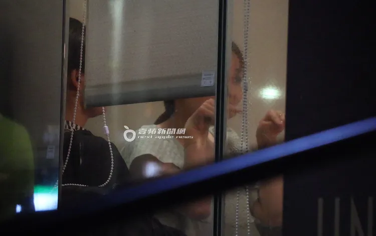 愛紗（右）幾杯酒下肚，話嘮不停。特勤中心攝