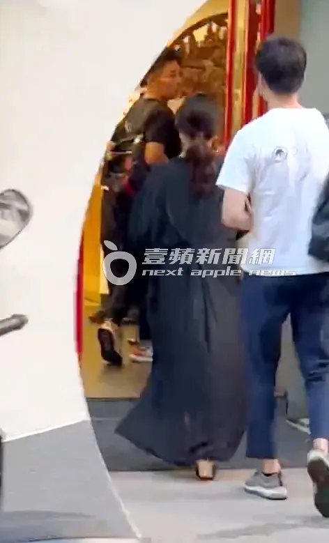 麻衣一行人到老字號「圍爐」酸菜白肉鍋餐廳用餐。特勤中心攝