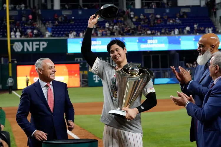 大谷翔平(中)在世界棒球經典賽幫助日本奪冠。美聯社