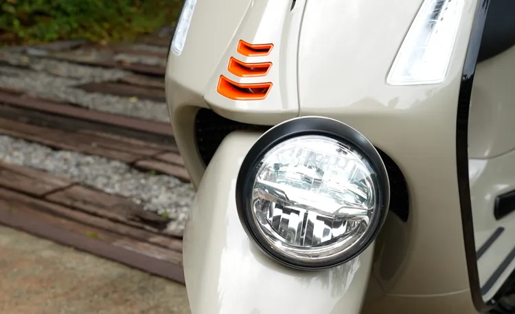 前輪土除上錐形的復古Faro Basso頭燈之中，可看見已置入了上下雙層的LED遠近頭燈組。黃天佑攝