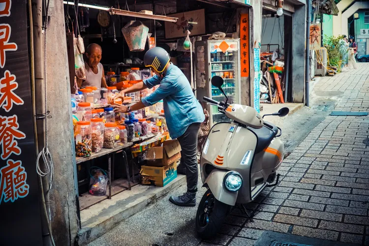 即使是在傳統的柑仔店前，Vespa GTV 300在畫面中仍是顯得相當協調。黃天佑攝