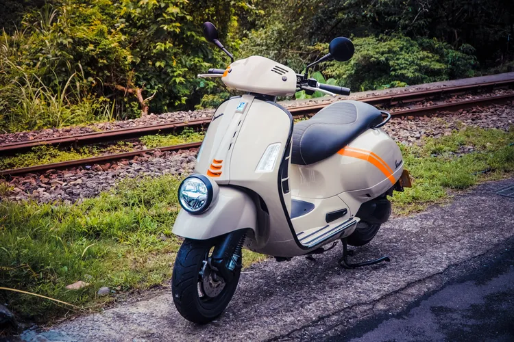 全新年式Vespa GTV 300提供全新的「鈦鐵灰」與「淺褐沙」兩車色，並且車身多處都施以亮橘色跳色元素，讓古典造型與時尚潮流混搭。黃天佑攝
