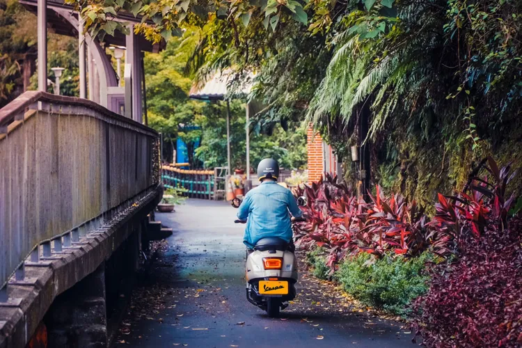 遠離了人群與商店街，除了GTV 300飽滿低沉的引擎聲浪，還可聽見夏日蟲鳴與各式鳥叫。黃天佑攝