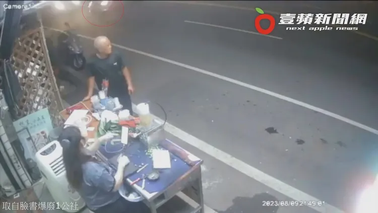 違規跨越雙黃線迴轉的銀色自小客車（紅圈處）疑似是肇禍主因。翻攝自臉書「爆廢1公社」