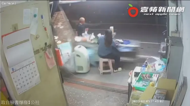 檳榔西施與男顧客原本好好地在店內閒聊。翻攝自臉書「爆廢1公社」