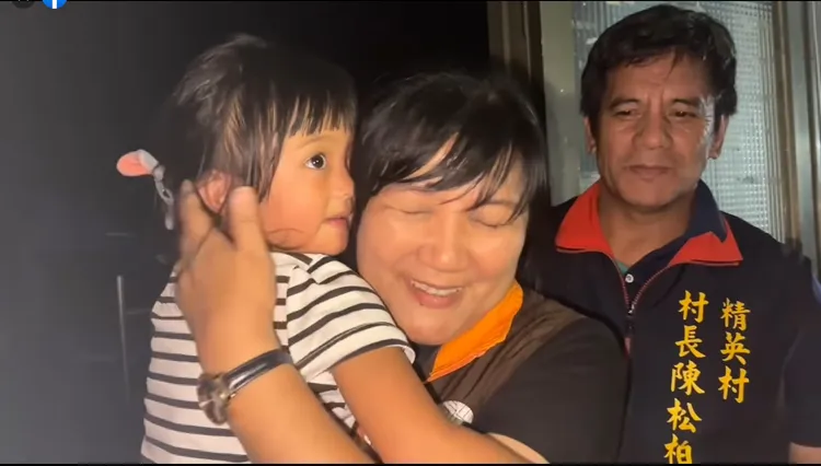 災民小女孩向伍麗華說：「謝謝妳關心我們。」翻攝《伍麗華｜Saidai / Reseres》粉絲頁