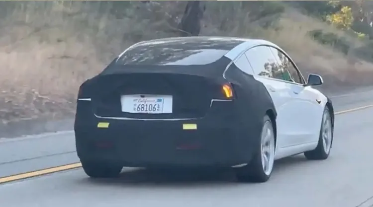 圖為之前外流的新款Model 3實車照。翻攝IT之家