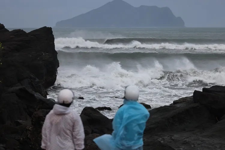 卡努讓海邊掀起大浪。林林攝